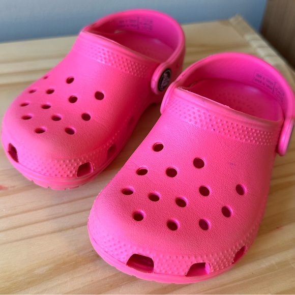 Toddler Girls Size 8 Bright Pink Shoes Bundle Crocs + Stride Rite - Picture 4 of 12